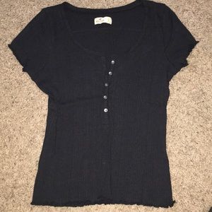 black hollister short sleeve shirt
